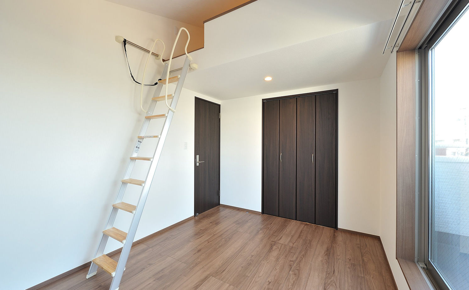 トーヨー冨士工 【1000万円台/23.8坪/狭小地/3階建て】狭小地を活かした落ち着きのある3階建ての家の建築実例画像13