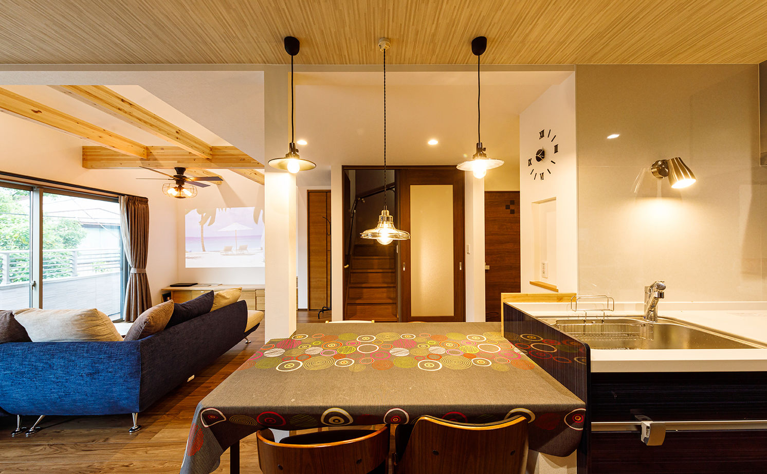 トーヨー冨士工 【2000万円台/30.5坪/3階建て/吹き抜け/間取り図あり】 梁と照明で彩る空間。おしゃれで飽きのこない家の建築実例画像1