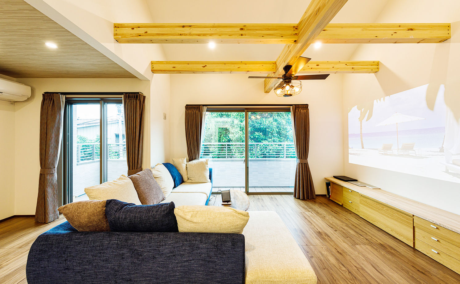 トーヨー冨士工 【2000万円台/30.5坪/3階建て/吹き抜け/間取り図あり】 梁と照明で彩る空間。おしゃれで飽きのこない家の建築実例画像2