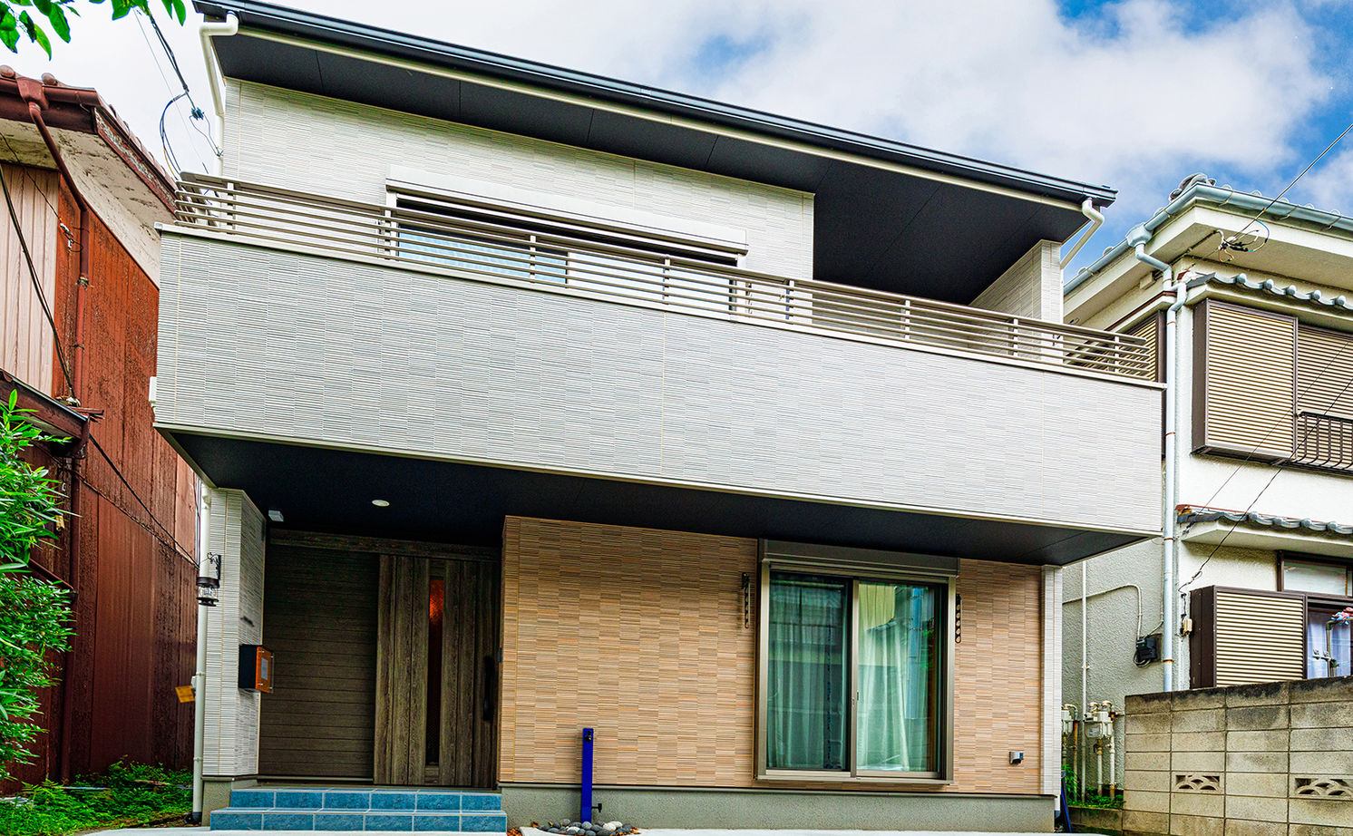 トーヨー冨士工 【2000万円台/30.5坪/3階建て/吹き抜け/間取り図あり】 梁と照明で彩る空間。おしゃれで飽きのこない家の建築実例画像3