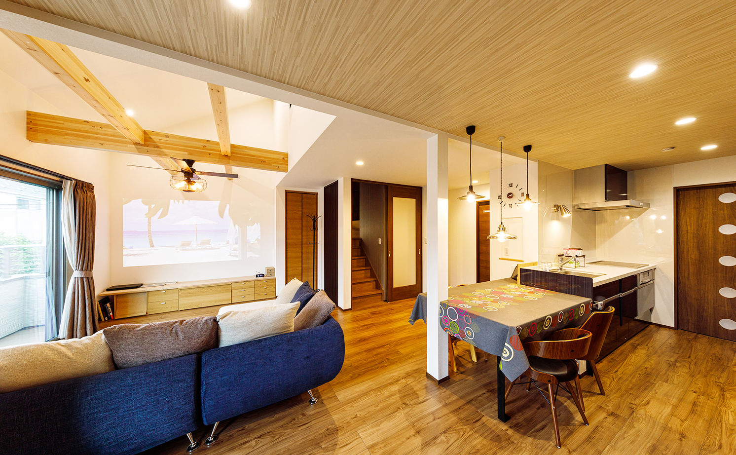 トーヨー冨士工 【2000万円台/30.5坪/3階建て/吹き抜け/間取り図あり】 梁と照明で彩る空間。おしゃれで飽きのこない家の建築実例画像4