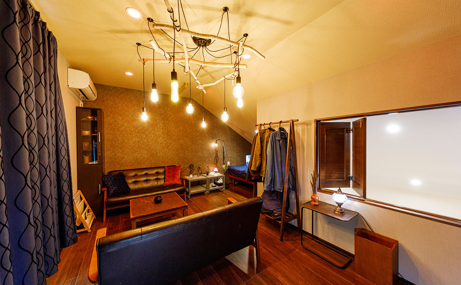 トーヨー冨士工 【2000万円台/30.5坪/3階建て/吹き抜け/間取り図あり】 梁と照明で彩る空間。おしゃれで飽きのこない家の建築実例画像5