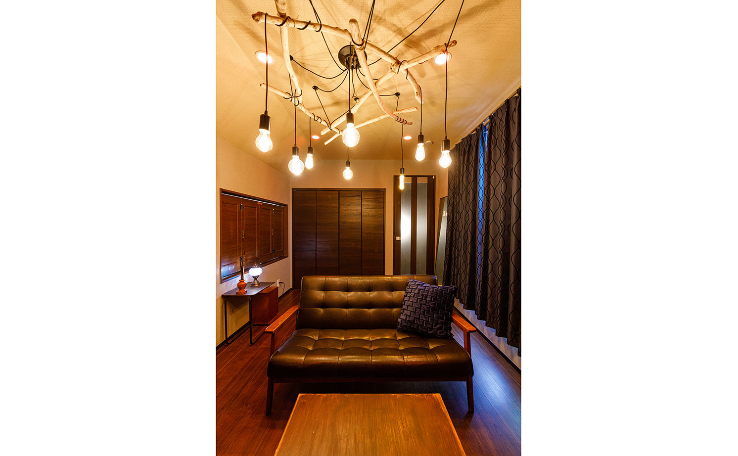 トーヨー冨士工 【2000万円台/30.5坪/3階建て/吹き抜け/間取り図あり】 梁と照明で彩る空間。おしゃれで飽きのこない家の建築実例画像6