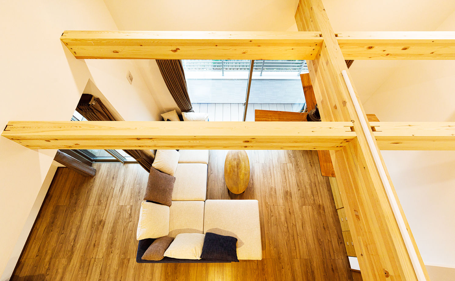 トーヨー冨士工 【2000万円台/30.5坪/3階建て/吹き抜け/間取り図あり】 梁と照明で彩る空間。おしゃれで飽きのこない家の建築実例画像7