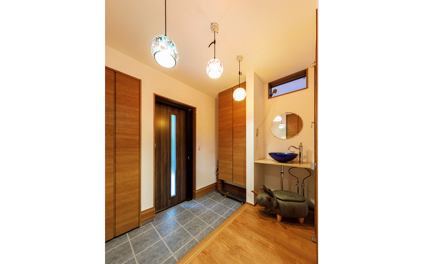 トーヨー冨士工 【2000万円台/30.5坪/3階建て/吹き抜け/間取り図あり】 梁と照明で彩る空間。おしゃれで飽きのこない家の建築実例画像9