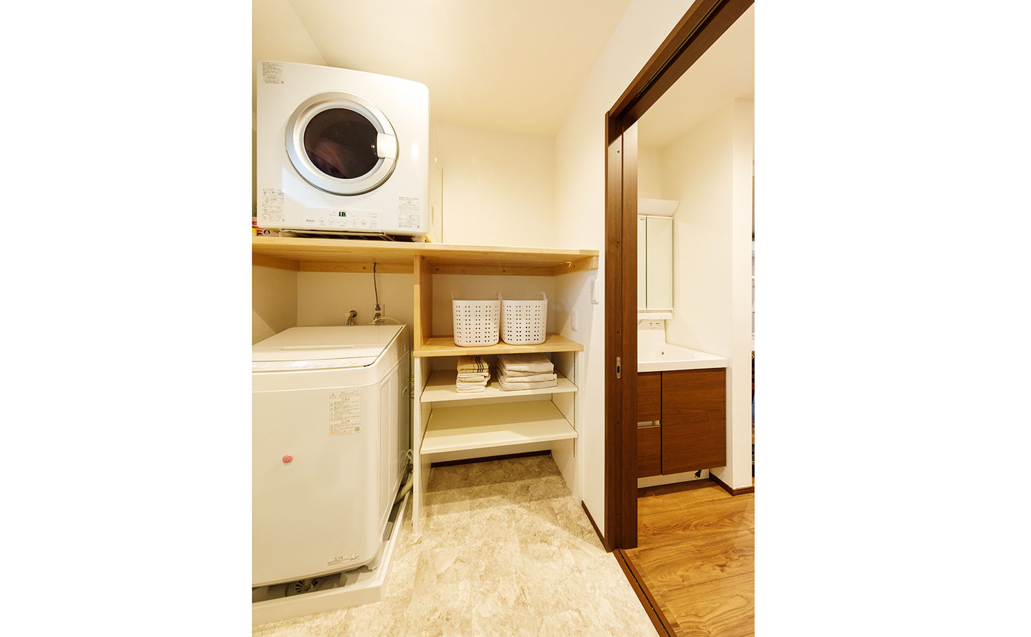 トーヨー冨士工 【2000万円台/30.5坪/3階建て/吹き抜け/間取り図あり】 梁と照明で彩る空間。おしゃれで飽きのこない家の建築実例画像13