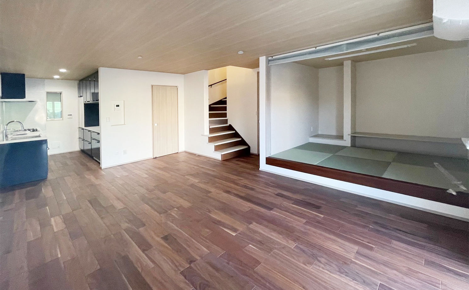 トーヨー冨士工 【2階建/ルーフバルコニー/ビルドインガレージ/間取り図あり】ゆとりある空間を活かした帰ってきたくなる家の建築実例画像