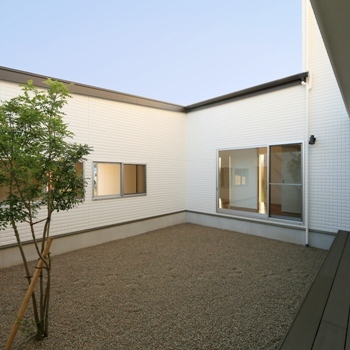 伸和建設 【2000万円台】インナーガレージ×中庭｜大人の感性を刺激する 洗練空間を“納得価格”での建築実例画像5