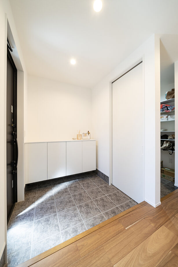 伸和建設 【2000万円台×ビルトインガレージ×収納充実】ホテルライクを詰め込んだ回遊動線が魅力的なガレージハウスの建築実例画像2