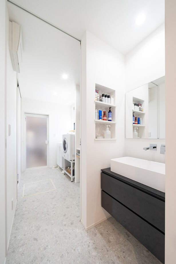 伸和建設 【2000万円台×ビルトインガレージ×収納充実】ホテルライクを詰め込んだ回遊動線が魅力的なガレージハウスの建築実例画像3