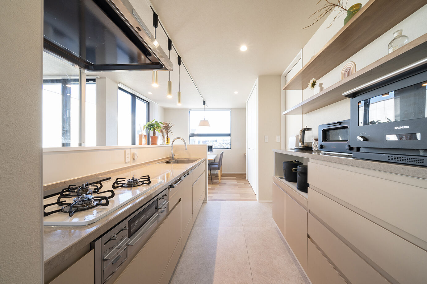 伸和建設 【2000万円台×ビルトインガレージ×収納充実】ホテルライクを詰め込んだ回遊動線が魅力的なガレージハウスの建築実例画像6