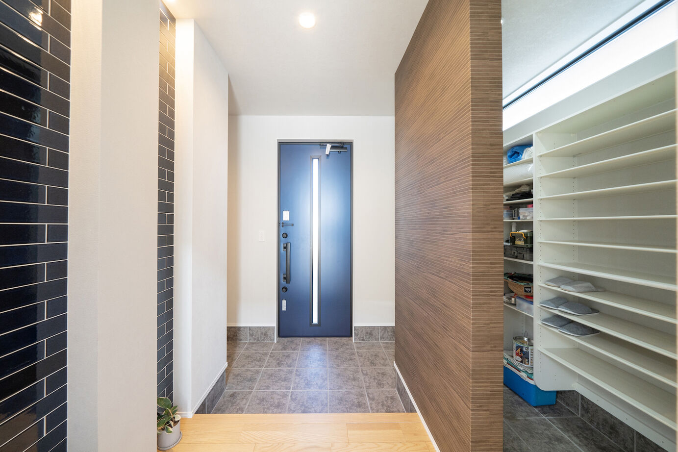 伸和建設 【2000万円台×回遊動線×ZEH住宅】大容量の収納スペース。34坪のオーバーハング×ホテルライクなお家の建築実例画像2