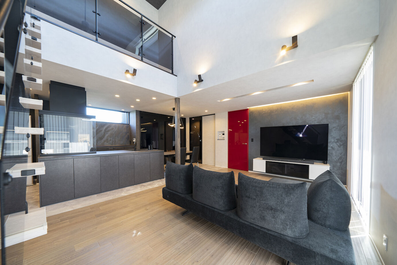 伸和建設 【3000万円台×吹き抜け×防音室】大理石の輝きが高級感を演出するラグジュアリーでホテルライクな二階建ての建築実例画像3