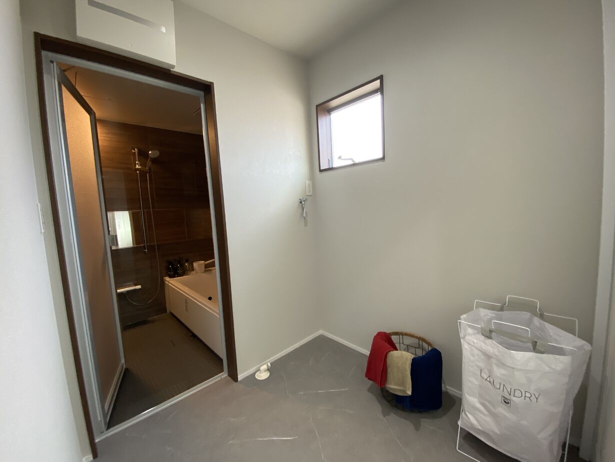 伸和建設 【本体価格2000万円台×平屋×24坪×ZEH仕様】レンガ造りが印象的な大きな庇のある平屋の建築実例画像5