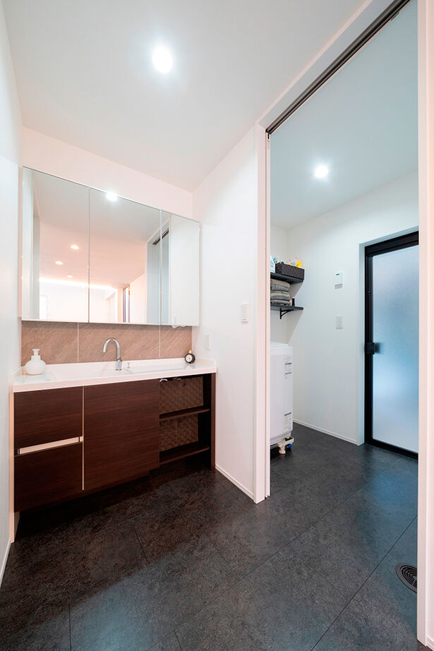 伸和建設 【岐阜県｜2000万円台｜30坪台】生活感のないシンプルモダンなデザイン×吹抜リビング×家事ラク間取りの家の建築実例画像16