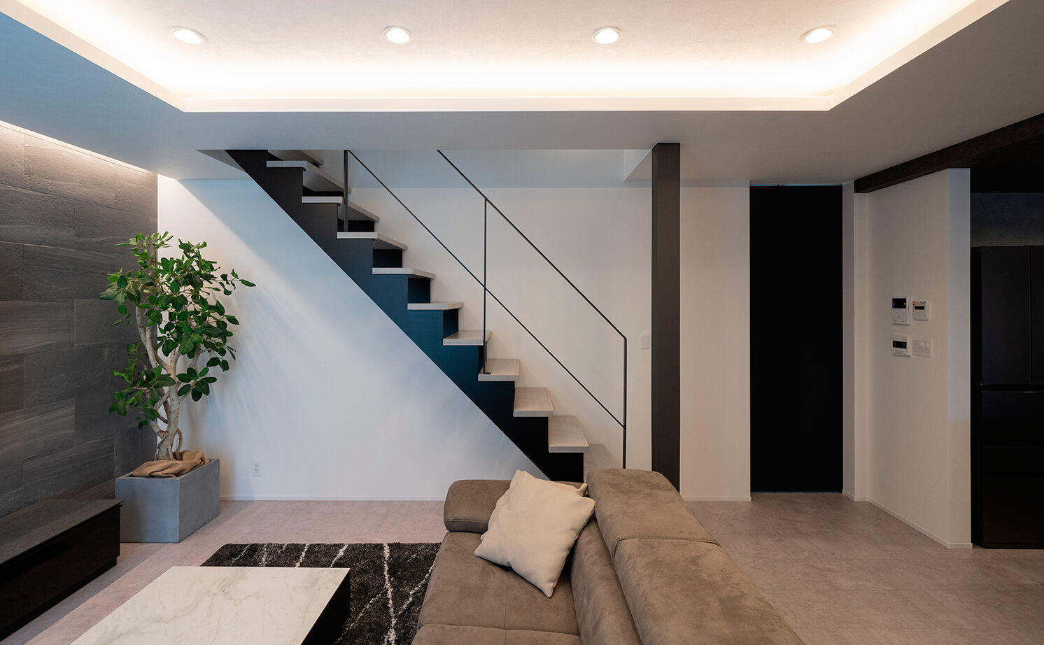 伸和建設 【岐阜県｜30坪台｜3000万円台】収納充実×家事ラク間取り。素材感で魅せるホテルライクなガレージハウスの建築実例画像3