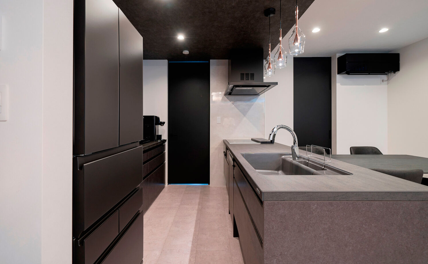 伸和建設 【岐阜県｜30坪台｜3000万円台】収納充実×家事ラク間取り。素材感で魅せるホテルライクなガレージハウスの建築実例画像5