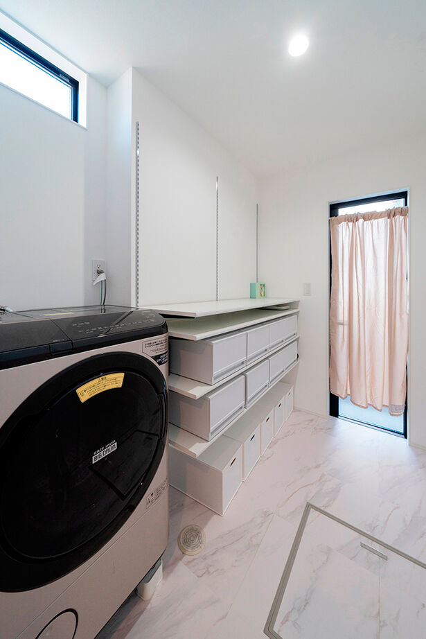 伸和建設 【岐阜県｜30坪台｜2000万円台】陽だまりのリビングで紡ぐ幸せな時間。平屋のように暮らせるモダンな家の建築実例画像9