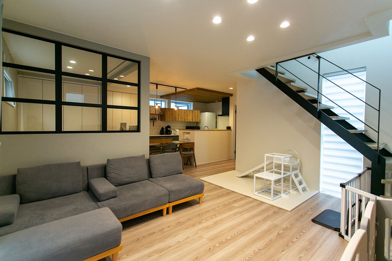 エストホーム 【2000万円台/土間スペース/２階水廻り/全室床暖房システム】家事動線に自信アリ！冬の朝を快適に迎える家の建築実例画像2