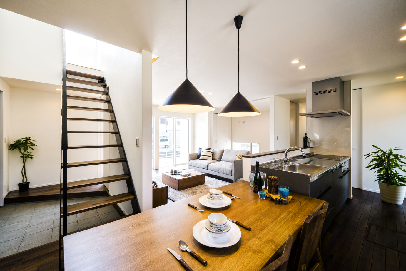 建匠 【2000万円台／ガレージハウス／間取り図有】日常を非日常に演出。インナーガレージのある美しい住まいの建築実例画像2