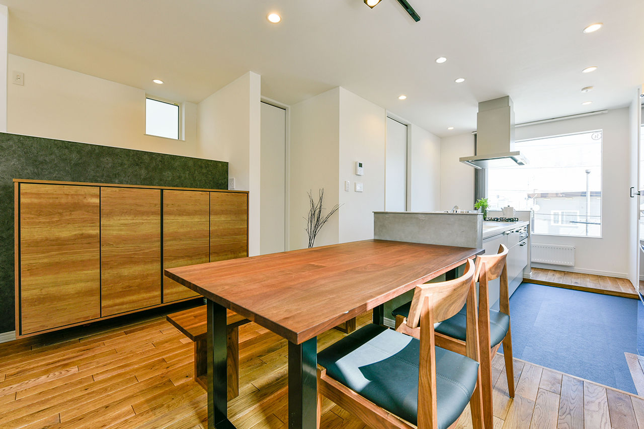 シロクマホーム 【夫婦＋子ども3人/延床32坪】狭小地（36坪）でも陽当たり良好な工夫満載。2階リビングのおうちの建築実例画像3