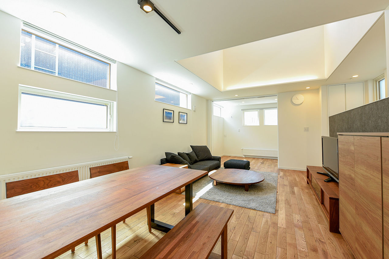 シロクマホーム 【夫婦＋子ども3人/延床32坪】狭小地（36坪）でも陽当たり良好な工夫満載。2階リビングのおうちの建築実例画像8