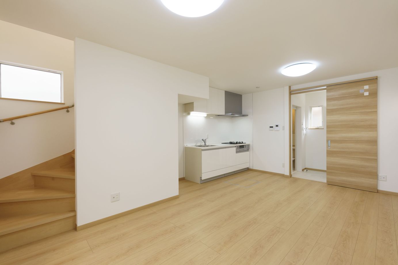 タツノコホーム 【明石市×1000万円以内×狭小×車２台×約20坪】水回りを工夫してリビングに大空間を実現した家┃駐車場つきの建築実例画像2