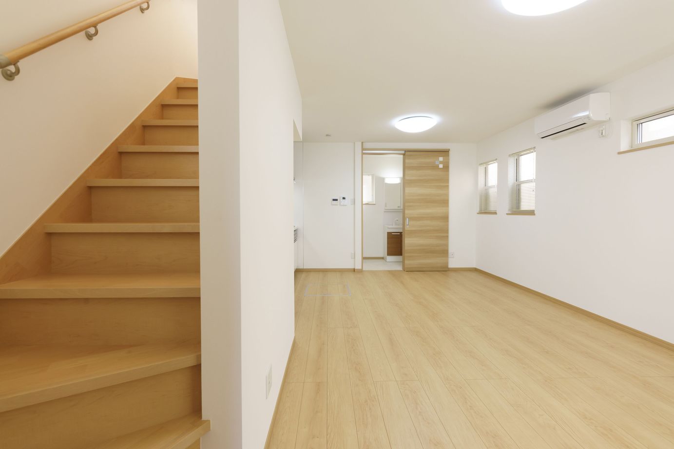 タツノコホーム 【明石市×1000万円以内×狭小×車２台×約20坪】水回りを工夫してリビングに大空間を実現した家┃駐車場つきの建築実例画像4