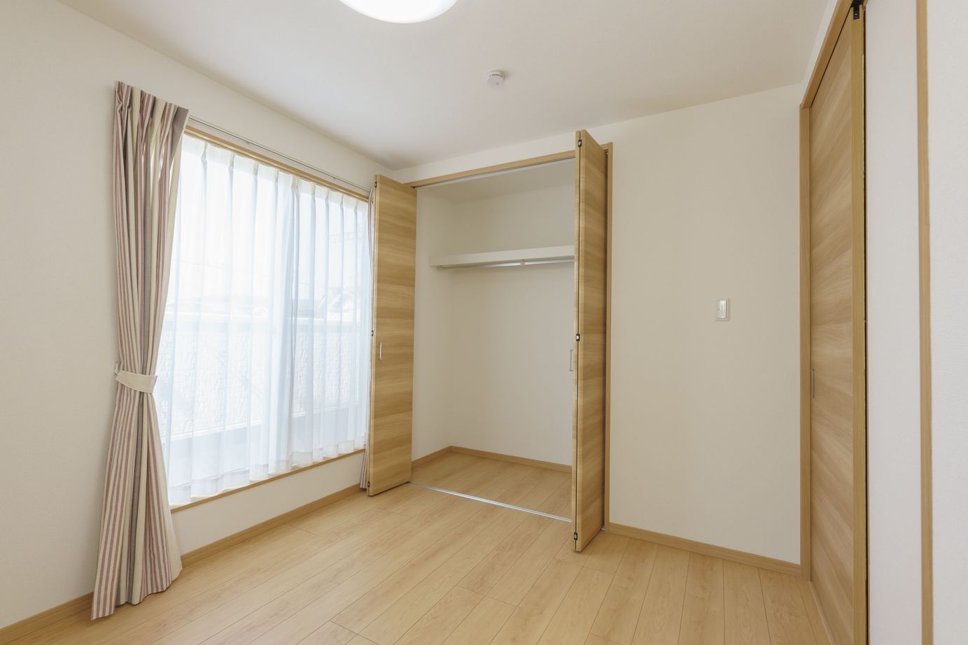 タツノコホーム 【明石市×1000万円以内×狭小×車２台×約20坪】水回りを工夫してリビングに大空間を実現した家┃駐車場つきの建築実例画像6