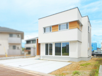 GREEN STYLE（グリーンスタイル） 北欧モダンと和モダンがミックスされた、リビングとウッドデッキが繋がるナチュラルなお家の建築実例画像2