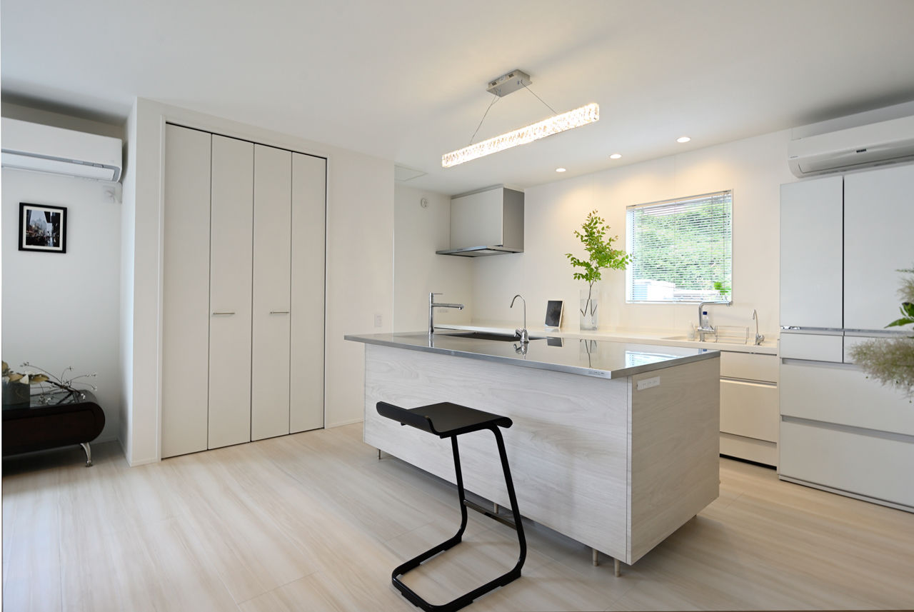 １００年住宅のゼロホーム 2000万円台・大津市｜３つの白い箱を組み合わせた美しい外観。２つの玄関で快適な帰宅動線を実現｜間取り有の建築実例画像4