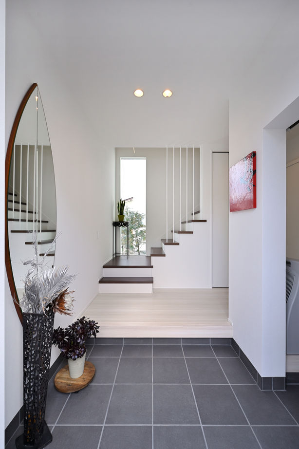 １００年住宅のゼロホーム 2000万円台・大津市｜３つの白い箱を組み合わせた美しい外観。２つの玄関で快適な帰宅動線を実現｜間取り有の建築実例画像5