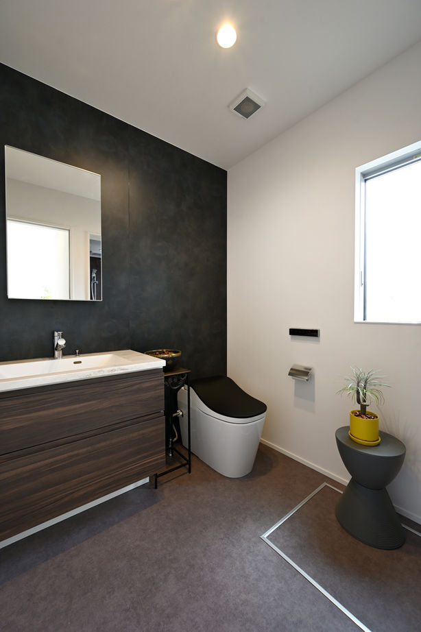 １００年住宅のゼロホーム 2000万円台・大津市｜３つの白い箱を組み合わせた美しい外観。２つの玄関で快適な帰宅動線を実現｜間取り有の建築実例画像8