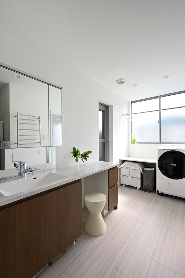 １００年住宅のゼロホーム 2000万円台・大津市｜３つの白い箱を組み合わせた美しい外観。２つの玄関で快適な帰宅動線を実現｜間取り有の建築実例画像9