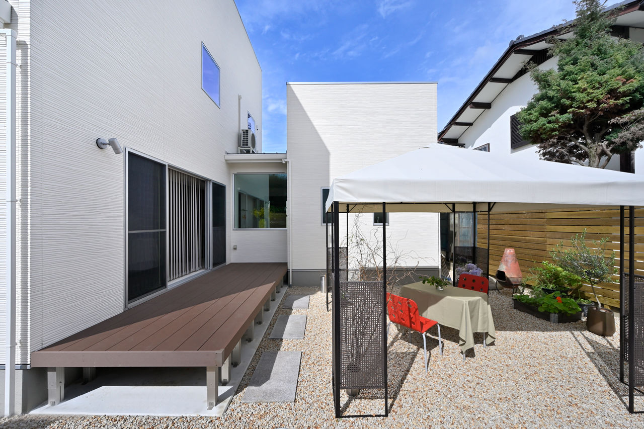 １００年住宅のゼロホーム 2000万円台・大津市｜３つの白い箱を組み合わせた美しい外観。２つの玄関で快適な帰宅動線を実現｜間取り有の建築実例画像10