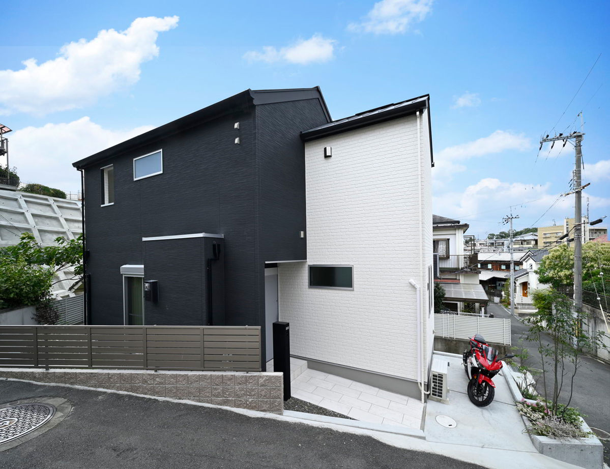 １００年住宅のゼロホーム 1000万円台・枚方市｜高低差を生かし多彩な空間を創り出したモノトーンの美しい家｜間取り有の建築実例画像2