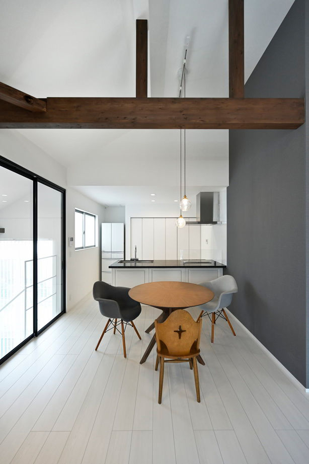 １００年住宅のゼロホーム 1000万円台・枚方市｜高低差を生かし多彩な空間を創り出したモノトーンの美しい家｜間取り有の建築実例画像3