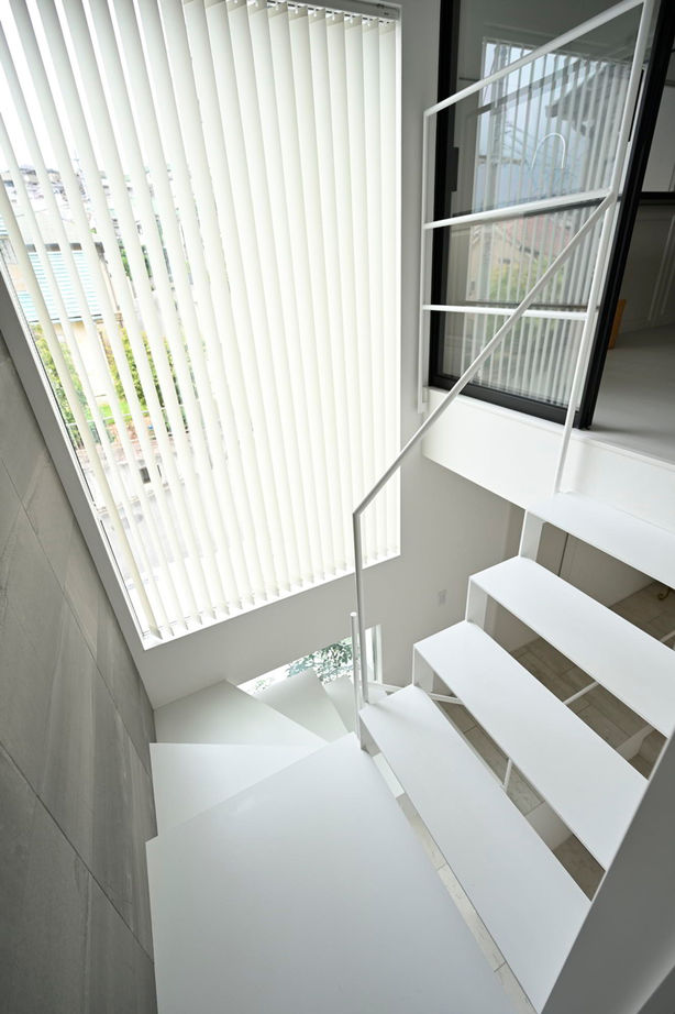 １００年住宅のゼロホーム 1000万円台・枚方市｜高低差を生かし多彩な空間を創り出したモノトーンの美しい家｜間取り有の建築実例画像6