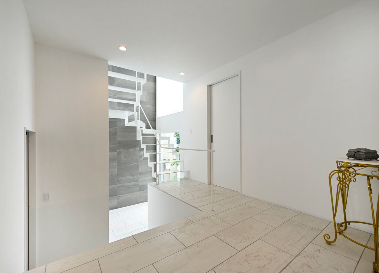 １００年住宅のゼロホーム 1000万円台・枚方市｜高低差を生かし多彩な空間を創り出したモノトーンの美しい家｜間取り有の建築実例画像7