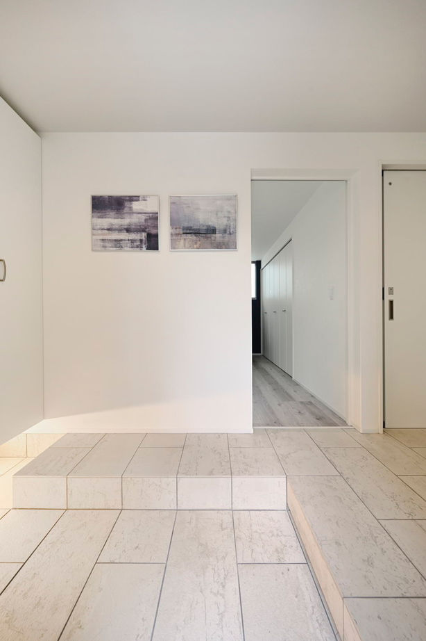 １００年住宅のゼロホーム 1000万円台・枚方市｜高低差を生かし多彩な空間を創り出したモノトーンの美しい家｜間取り有の建築実例画像8