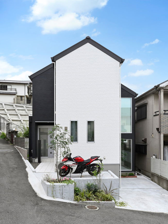 １００年住宅のゼロホーム 1000万円台・枚方市｜高低差を生かし多彩な空間を創り出したモノトーンの美しい家｜間取り有の建築実例画像10
