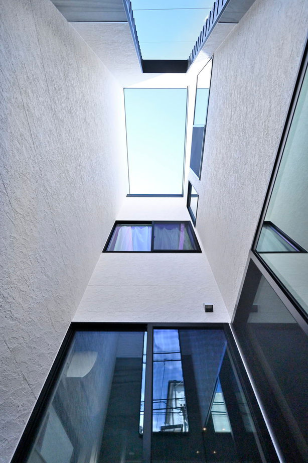 １００年住宅のゼロホーム 2000万円台・京都市｜異なる外壁材を組み合わせて個性を演出。中庭から光を採り込んだハコの家｜間取り有の建築実例画像2