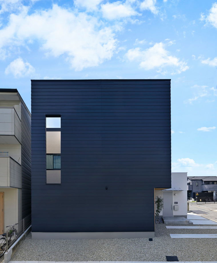 １００年住宅のゼロホーム 2000万円台・京都市｜異なる外壁材を組み合わせて個性を演出。中庭から光を採り込んだハコの家｜間取り有の建築実例画像3