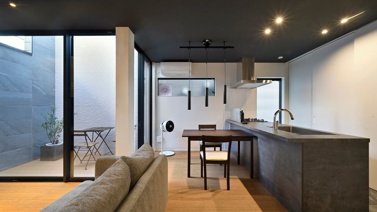 １００年住宅のゼロホーム 2000万円台・京都市｜異なる外壁材を組み合わせて個性を演出。中庭から光を採り込んだハコの家｜間取り有の建築実例画像4