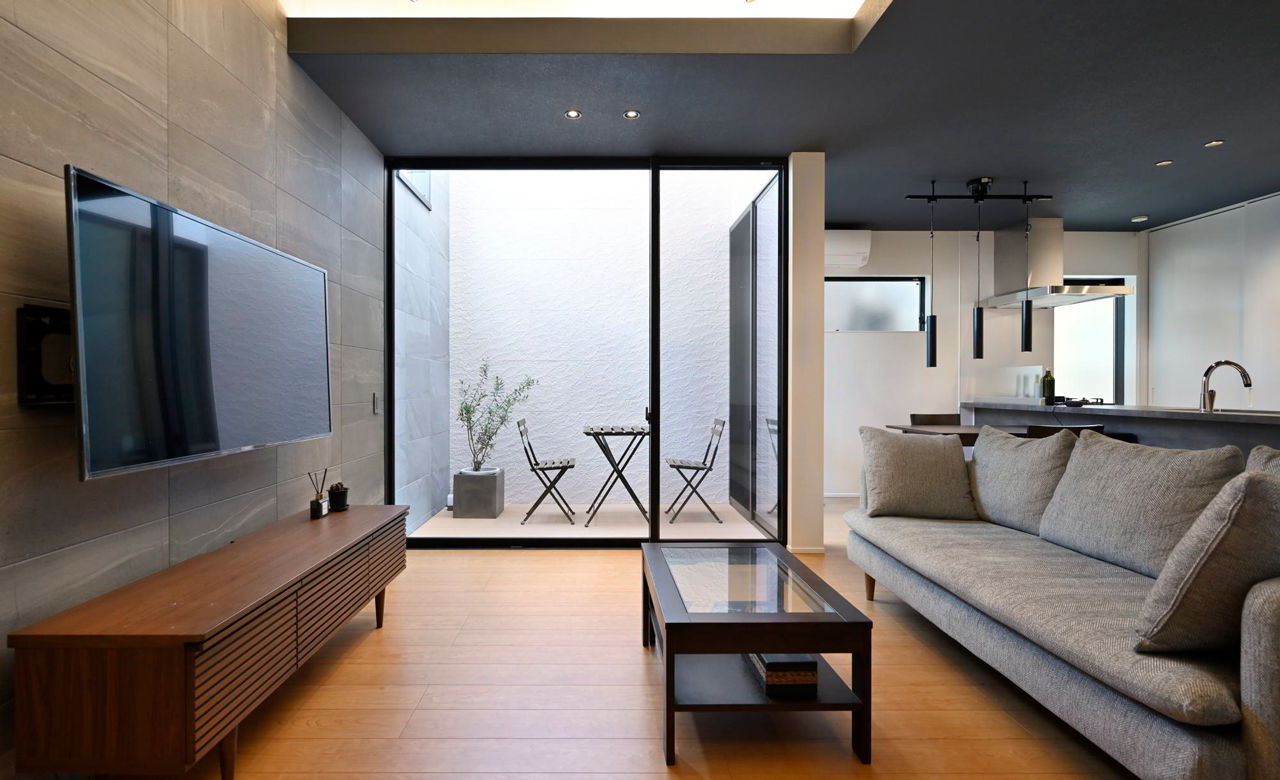 １００年住宅のゼロホーム 2000万円台・京都市｜異なる外壁材を組み合わせて個性を演出。中庭から光を採り込んだハコの家｜間取り有の建築実例画像5