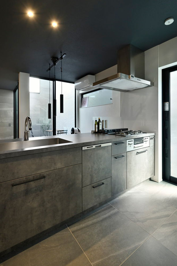 １００年住宅のゼロホーム 2000万円台・京都市｜異なる外壁材を組み合わせて個性を演出。中庭から光を採り込んだハコの家｜間取り有の建築実例画像8