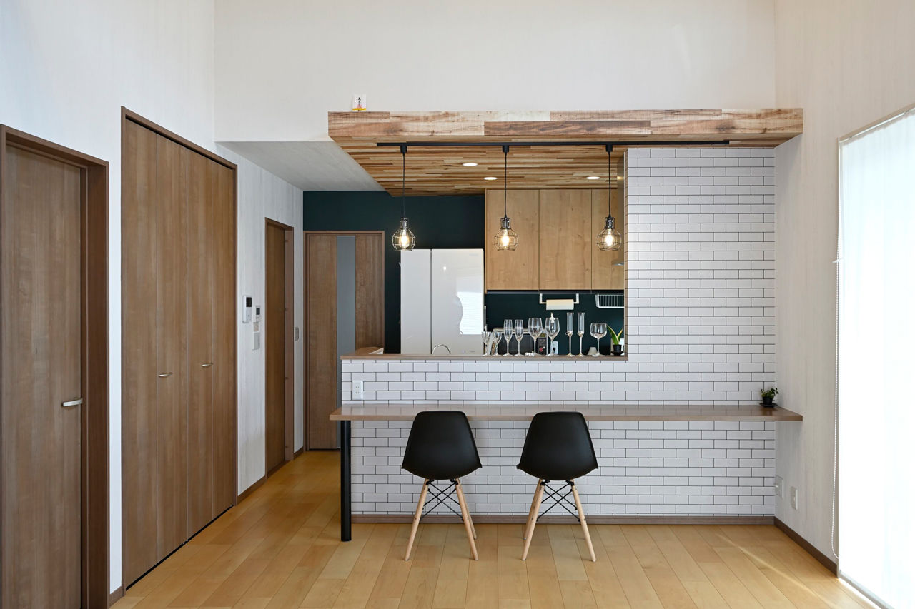 １００年住宅のゼロホーム 摂津市｜６mの高天井で格別の開放感を演出。憧れのログハウスを思わせるカジュアルデザインの平屋の建築実例画像2