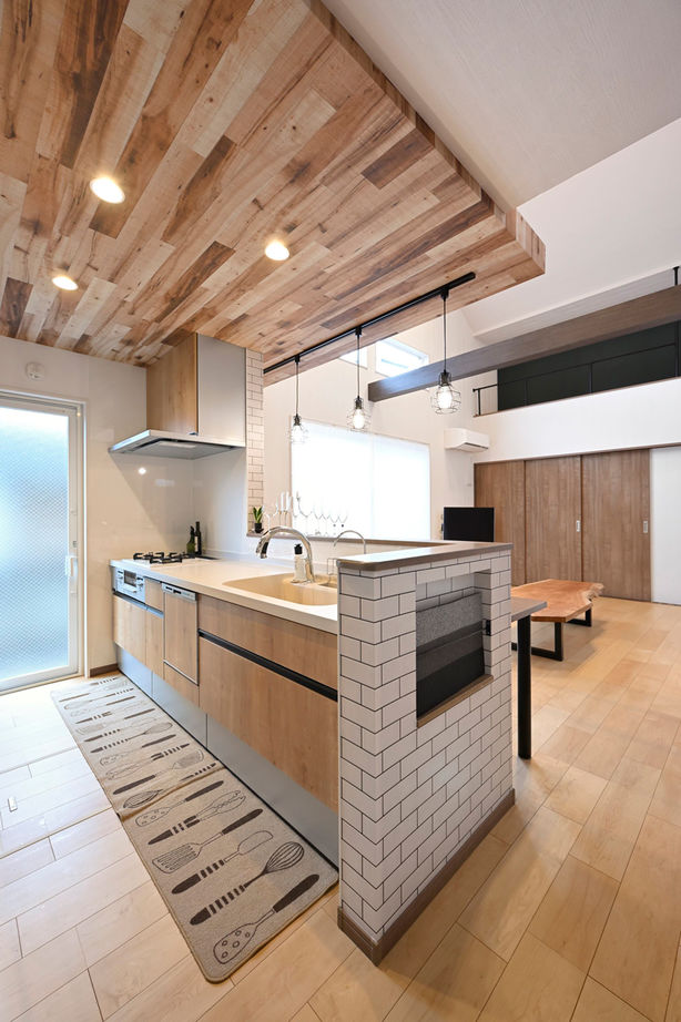 １００年住宅のゼロホーム 摂津市｜６mの高天井で格別の開放感を演出。憧れのログハウスを思わせるカジュアルデザインの平屋の建築実例画像3