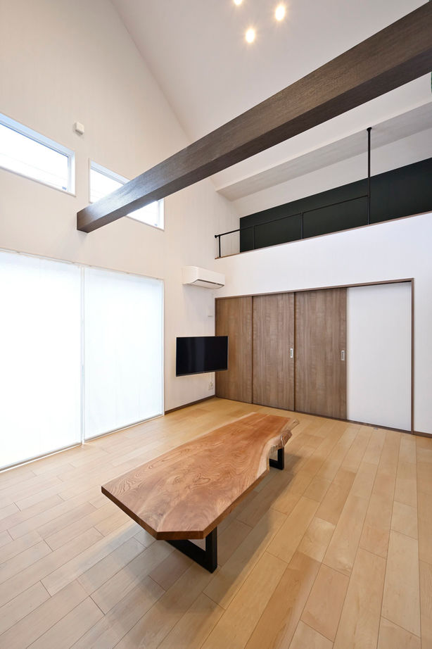 １００年住宅のゼロホーム 摂津市｜６mの高天井で格別の開放感を演出。憧れのログハウスを思わせるカジュアルデザインの平屋の建築実例画像4