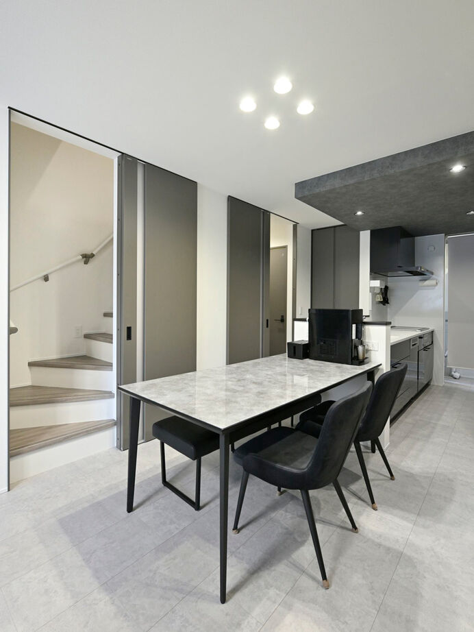 １００年住宅のゼロホーム 2000万円台・京都市｜間口4m・敷地16.3坪でたっぷり収納と家事ラク動線を叶えた家｜間取り有の建築実例画像2